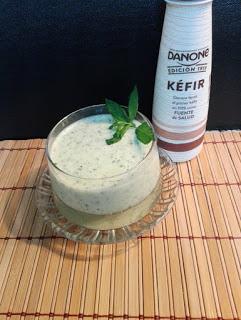 Crema fría de pepino y kéfir con hierbabuena, ajo, limón y aceite de oliva.