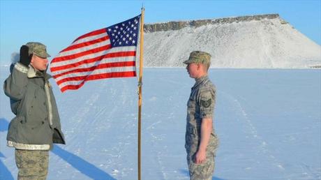Militares estadounidenses desplegados en su base aérea de Thule, en Groenlandia. 