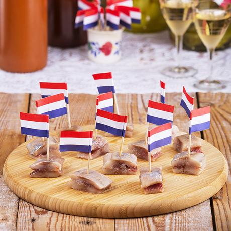 dutch-herring-1 ▷ 10 alimentos locales para probar en los Países Bajos