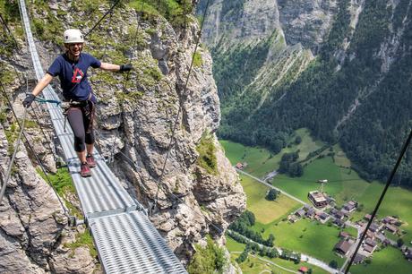 Kara-on-the-Suspension-Bridge.jpg.optimal ▷ La Via Ferrata de Mürren: una de las experiencias más emocionantes de Suiza