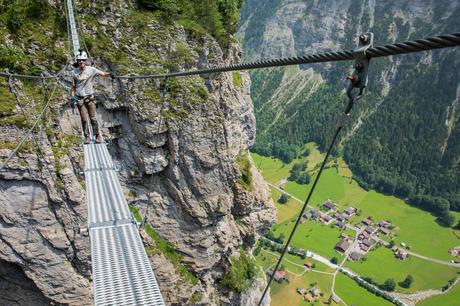 Tyler-on-the-Suspension-Bridge.jpg.optimal ▷ La Via Ferrata de Mürren: una de las experiencias más emocionantes de Suiza