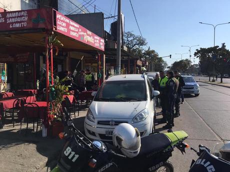 Solo en Tucumán: le robaron el auto y lo encuentra estacionado en El Bajo con un hombre dormido adentro