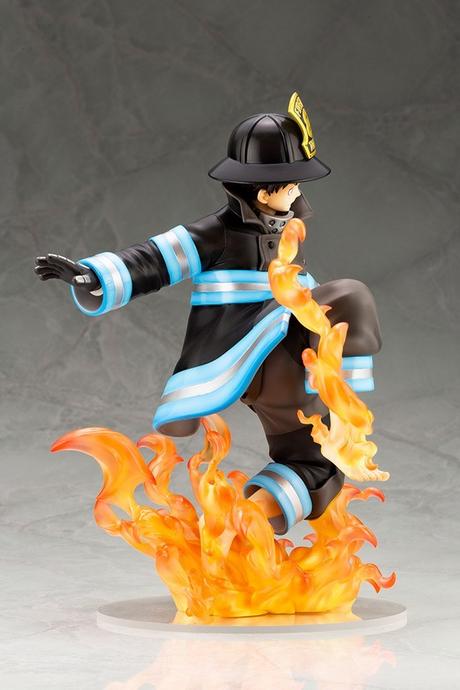 El anime ''Fire Force'', presenta figuras que brillan en la oscuridad