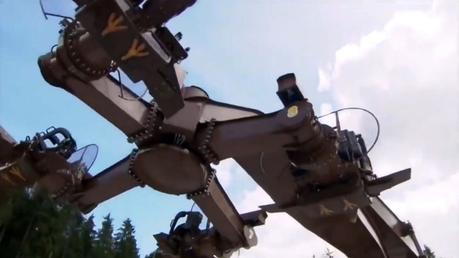 Los âcarritosâ en los que van los visitantes tiene forma de Ã¡guila o aviÃ³n