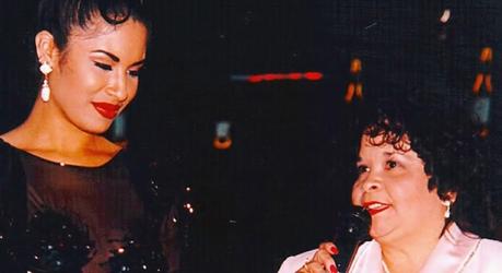 La cantante junto a su asesina, Yolanda SaldÃ­var