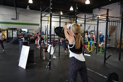 Mujer entrenando en el gym con toalla 
