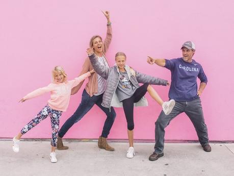 ▷ Comente sobre la guía definitiva sobre las mejores cosas para hacer en Los Ángeles, California, por los 20 mejores blogs de viajes de Los Ángeles – TrainAway Blog Melrose-Ave-Selfie-art-mural-tour ▷ Comente sobre la guía definitiva sobre las mejores cosas para hacer en Los Ángeles, California, por los 20 mejores blogs de viajes de Los Ángeles - TrainAway Blog