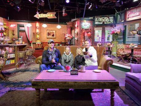 ▷ Comente sobre la guía definitiva sobre las mejores cosas para hacer en Los Ángeles, California, por los 20 mejores blogs de viajes de Los Ángeles – TrainAway Blog Friends-Couch-Warner-Bros-Studios-LA ▷ Comente sobre la guía definitiva sobre las mejores cosas para hacer en Los Ángeles, California, por los 20 mejores blogs de viajes de Los Ángeles - TrainAway Blog