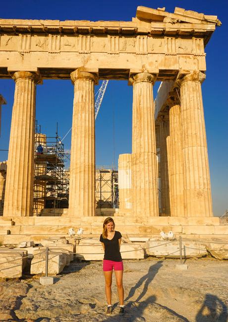 ▷ Una fantástica introducción a Atenas: un itinerario de 3 días Girl-at-the-Acropolis-at-sunrise.jpg.optimal ▷ Una fantástica introducción a Atenas: un itinerario de 3 días
