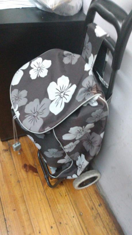 El chango con doble fondo donde escondía la mercadería robada.