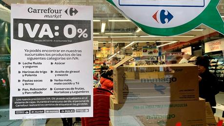 Cuáles son los productos de primeras marcas que bajaron de precio en los supermercados tras la eliminación del IVA