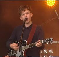 5 canciones de artistas emergentes que deberían estar en tu playlist.