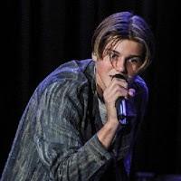 5 canciones de artistas emergentes que deberían estar en tu playlist.