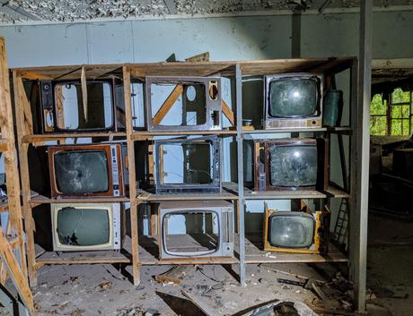 Chernobyl%20Photos%20-%20television%20shop-4K ▷ 33 fascinantes fotos de Chernobyl