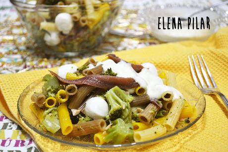 Ensalada de pasta y brócoli, con salsa de yogur