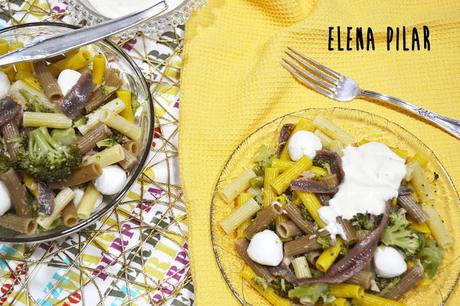 Ensalada de pasta y brócoli, con salsa de yogur