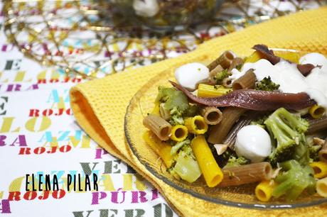 Ensalada de pasta y brócoli, con salsa de yogur