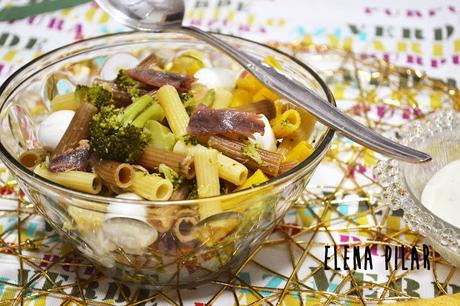 Ensalada de pasta y brócoli, con salsa de yogur