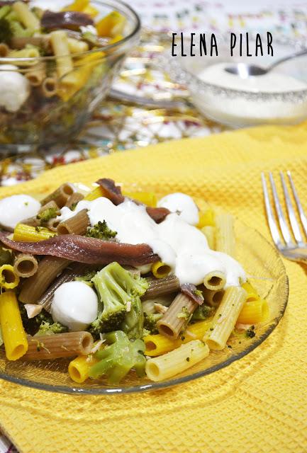 Ensalada de pasta y brócoli, con salsa de yogur