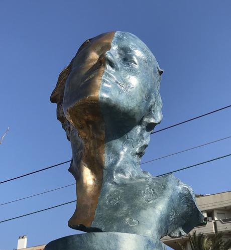 Teddy Cobeña inaugura una escultura pública en Pineda de Mar