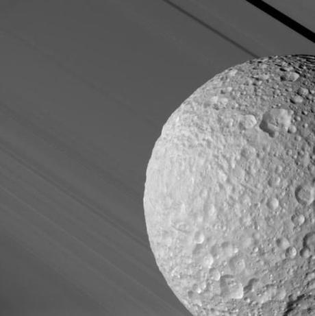 Mimas y los anillos de Saturno