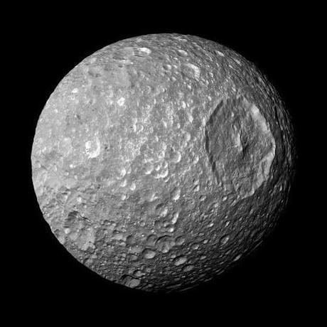 Mimas y los anillos de Saturno