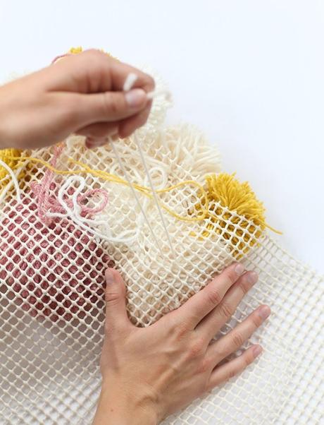 DIY | Haz una alfombra de pompones