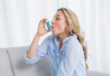 Medicamentos y dispositivos para el tratamiento del asma Las personas con asma a menudo toman medicamentos a través de un inhalador