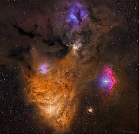 El colorido cielo junto a las estrellas Antares y Rho Ophiuchi