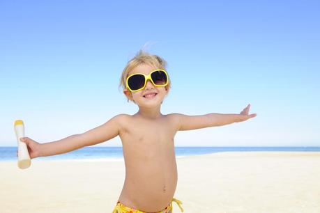 Abusar del sol daña los ojos de los niños