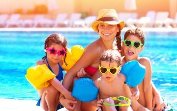 Abusar del sol daña los ojos de los niños