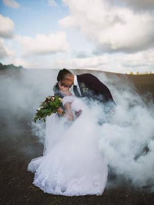Foto de boda con humo de color blanco creando efecto de nieble