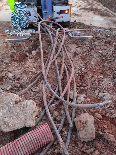 La Policía Nacional detiene a tres personas sorprendidas robando cableado de cobre en las obras de la SE-40