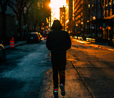 Sentirse solo podría poner un sesgo negativo en las percepciones, a la vez que impacta la salud mental y las posibilidades laborales