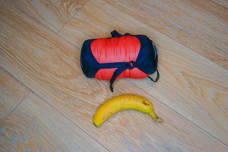 ▷ Lo que estoy tomando en el Camino Primitivo: mi lista de empaque detallada Sleeping-bag-and-banana.jpg.optimal ▷ Lo que estoy tomando en el Camino Primitivo: mi lista de empaque detallada