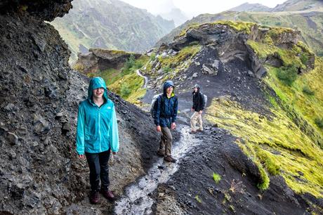 ▷ Caminata Fimmvörðuháls: una guía paso a paso para la mejor excursión de un día a Islandia Fimmvorduhals-in-the-Rain.jpg.optimal ▷ Caminata Fimmvörðuháls: una guía paso a paso para la mejor excursión de un día a Islandia