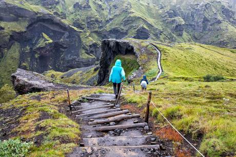 Hiking-in-the-Rain.jpg.optimal ▷ Caminata Fimmvörðuháls: una guía paso a paso para la mejor excursión de un día a Islandia