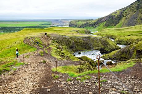 Near-Skogafoss.jpg.optimal ▷ Caminata Fimmvörðuháls: una guía paso a paso para la mejor excursión de un día a Islandia