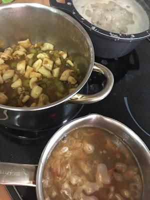 Sepia Y Langostinos Con Leche De Coco Y Especias Tandoori
