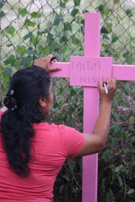 Recuerdan a la maestra Mitzi con una cruz rosa