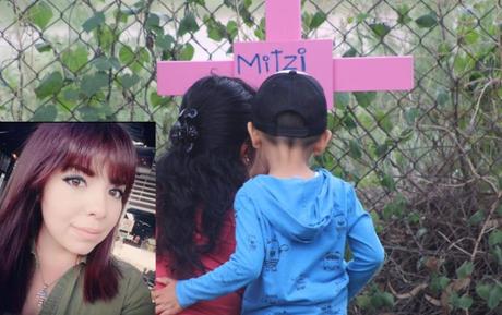 Recuerdan a la maestra Mitzi con una cruz rosa