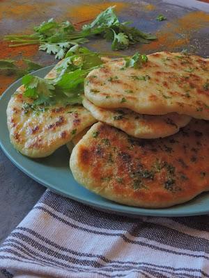 Curry de pollo del norte de India con pan Naan