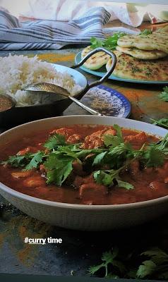 Curry de pollo del norte de India con pan Naan