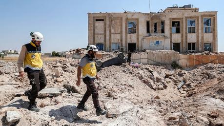 (Omar HAJ KADOUR / AFP) Miembros de la Defensa Civil de Siria