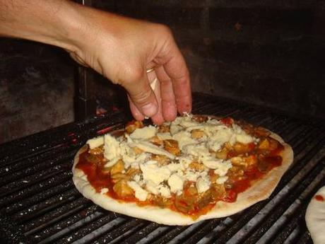 Foto del paso 11 de la receta Pizza a la parrilla con pollo y champiñones
