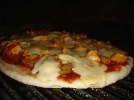 Foto del paso 13 de la receta Pizza a la parrilla con pollo y champiñones
