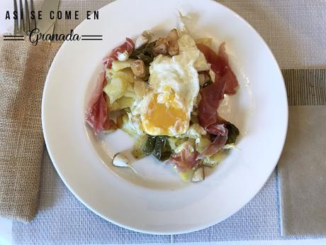 Huevos rotos con jamón