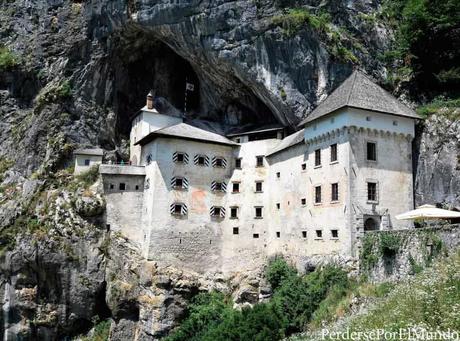 castillo-de-predjama en eslovenia