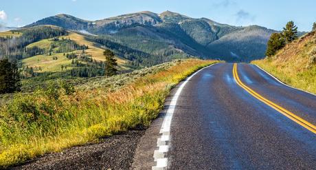 Driving-in-Yellowstone.jpg.optimal ▷ 18 cosas increíbles que hacer en el Parque Nacional de Yellowstone