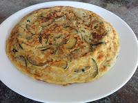 Tortilla entera de calabcín y cebolla.